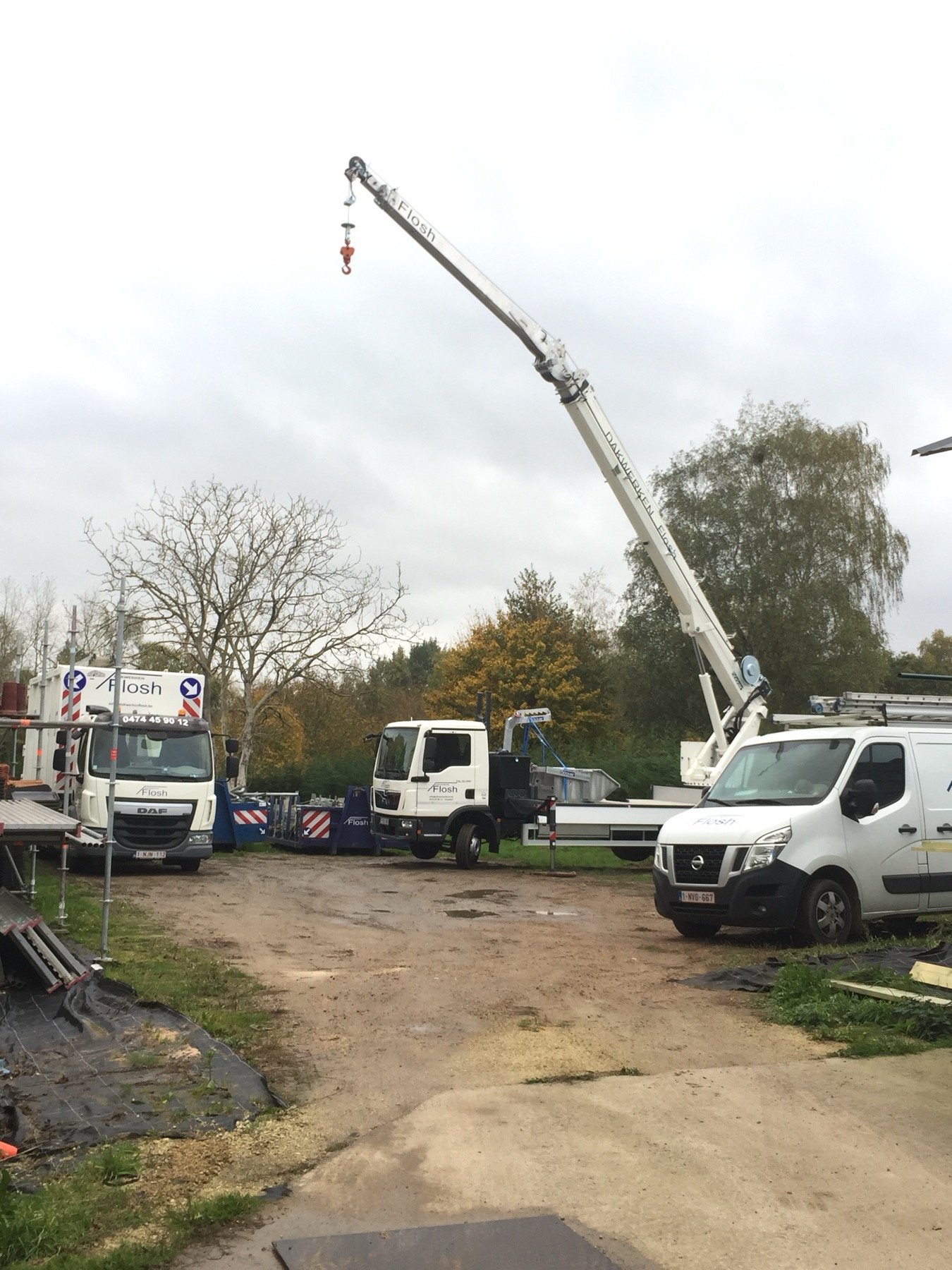 Wagenpark van Dakwerken Flosh met hoogtewerker, actief in de druivenstreek